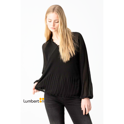 Blusa negra plisada cuello...