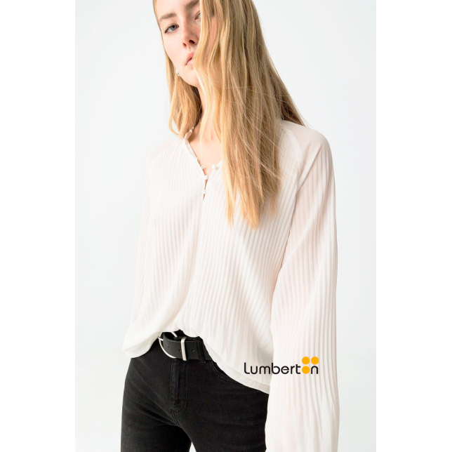 Blusa blanca olisada cuello mao... Blusa blanca olisada cuello mao...