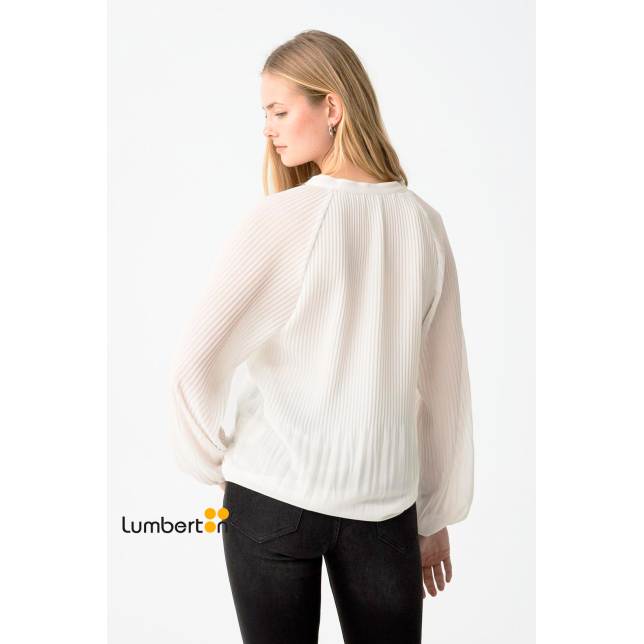 Blusa blanca olisada cuello mao... Blusa blanca olisada cuello mao...