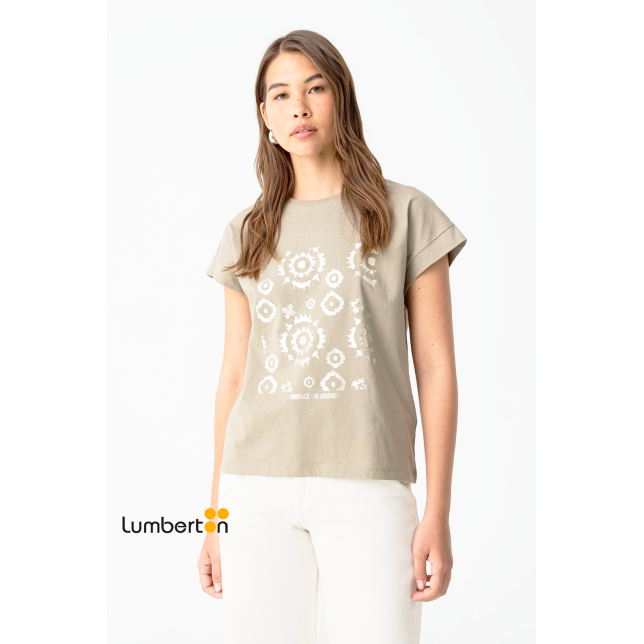 Camiseta verde con estampado frontal...