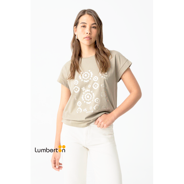 Camiseta verde con estampado frontal...