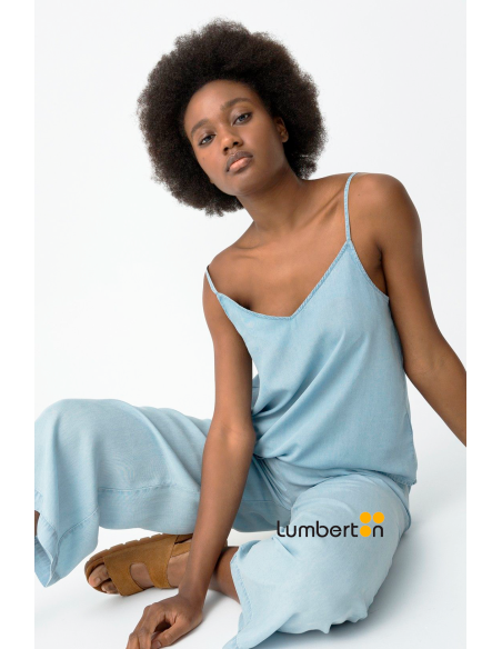 Top azul cielo de tirantes con escote de pico MYLA