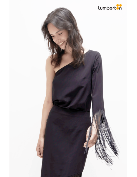 Top asimétrico con fleco negro11276