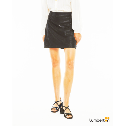 Falda corta con costuras...