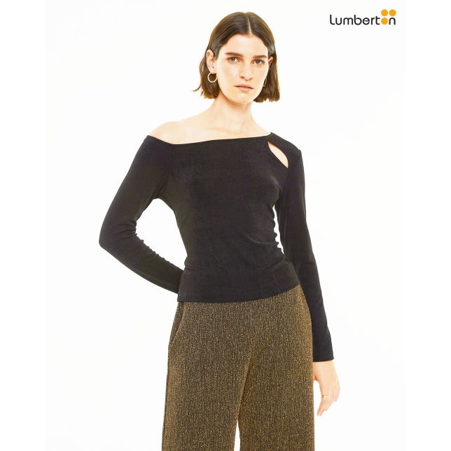 Camiseta negra asimétrica con detalle...