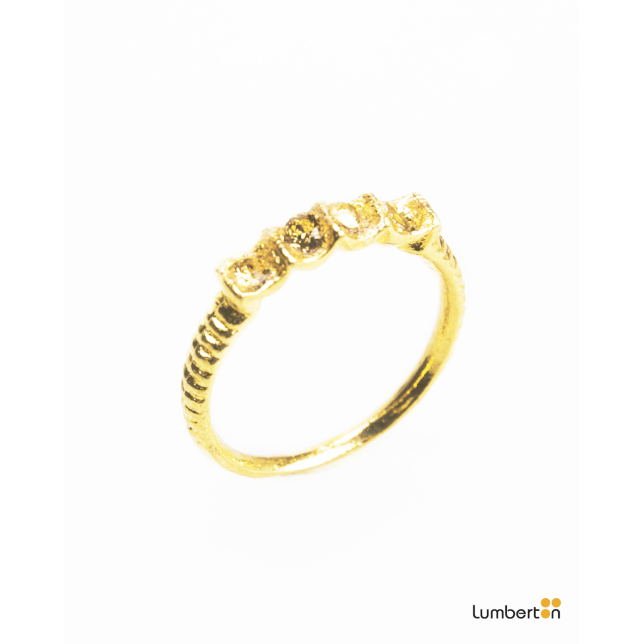 Anillo fino color oro con pedrería de...