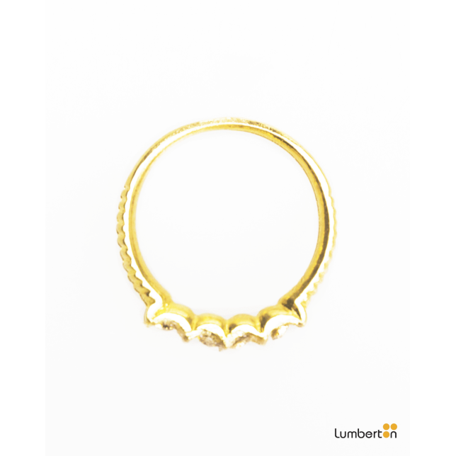 Anillo fino color oro con pedrería de...