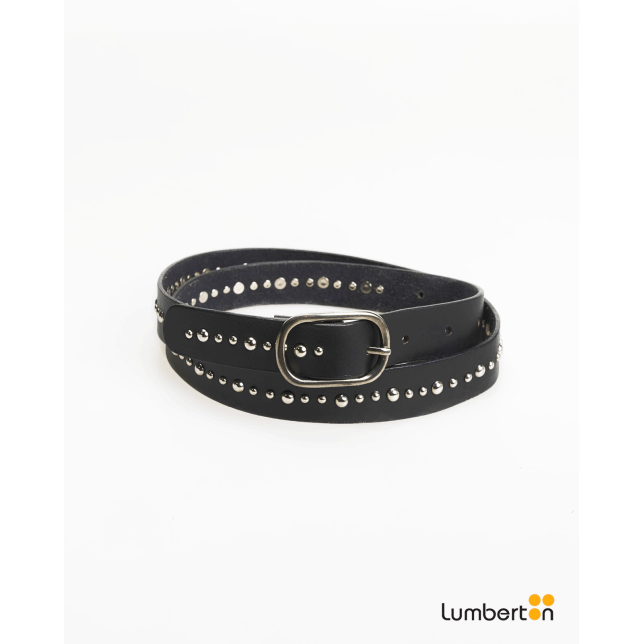 Cinturón de piel con tachas y hebilla...