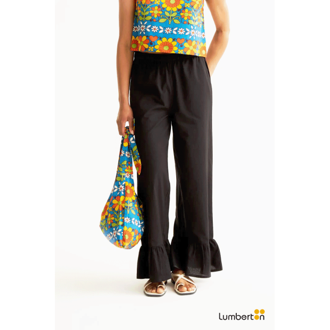 Pantalón negro con detalle acampanado...
