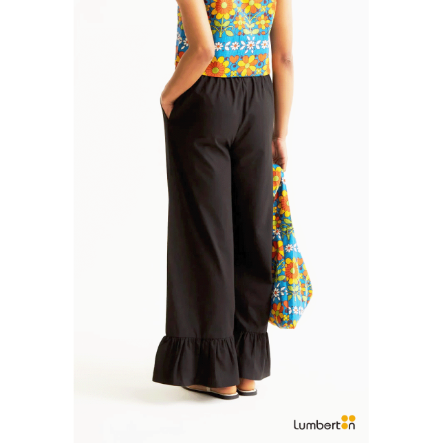Pantalón negro con detalle acampanado...