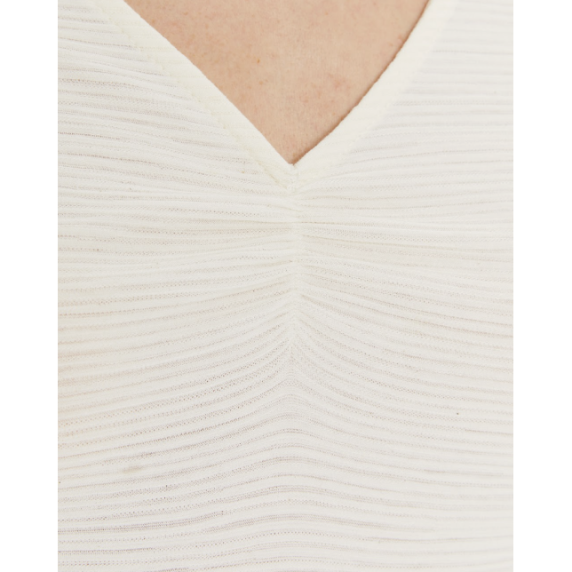 Camiseta escote pico con frunce crudo...