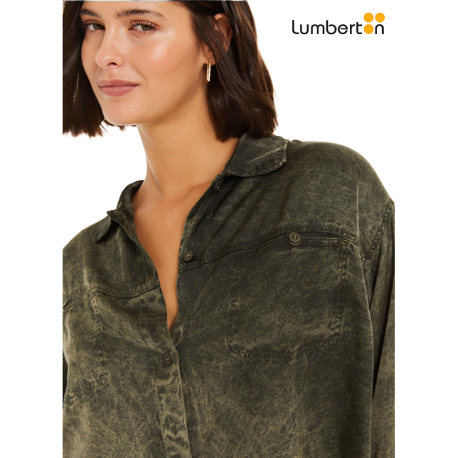 Camisa satinada con bolsillos delanteros