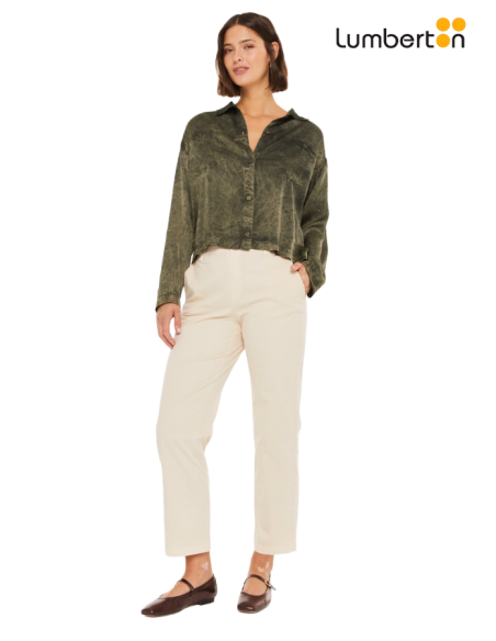 Camisa satinada con bolsillos delanteros
