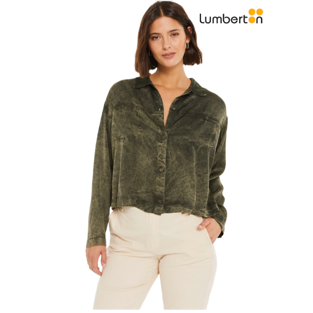 Camisa satinada con bolsillos delanteros