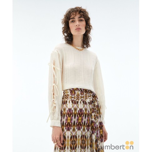 BLUSA LAZOS EN LA MANGA...