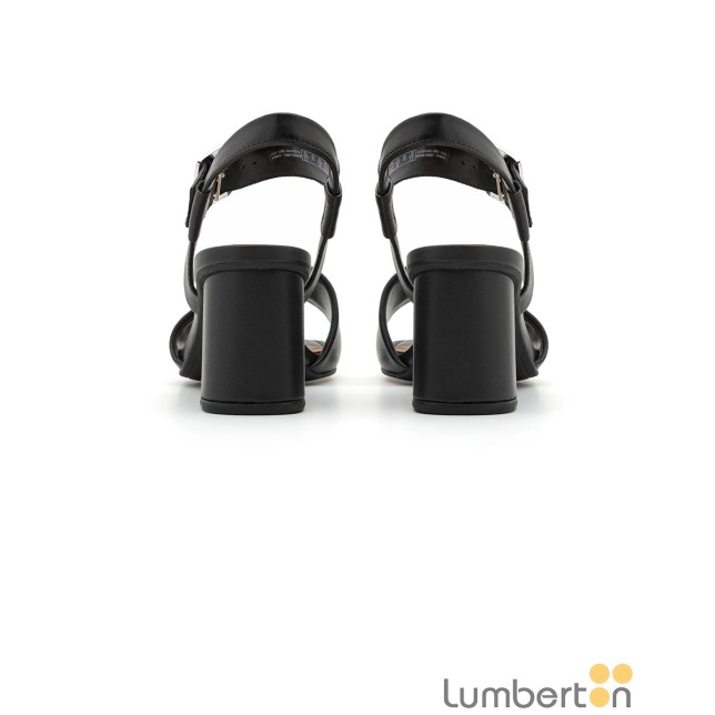 Sandalia negra tacón hebilla alta... Sandalia negra tacón hebilla alta...