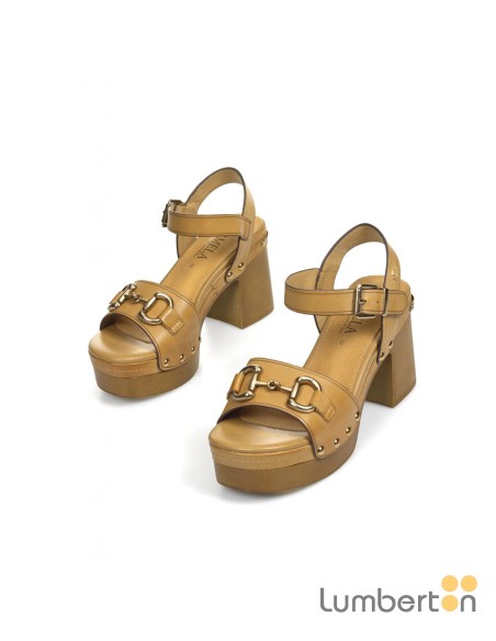 Sandalia camel plataforma hebilla y cadena 161478C