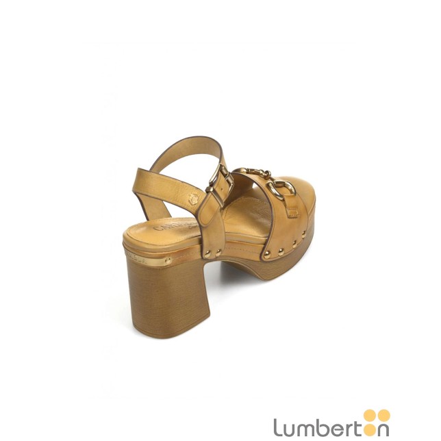 Sandalia camel plataforma hebilla y...