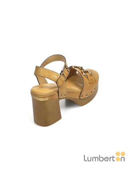 Sandalia camel plataforma hebilla y cadena 161478C