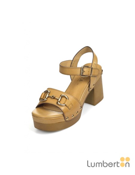 Sandalia camel plataforma hebilla y cadena 161478C