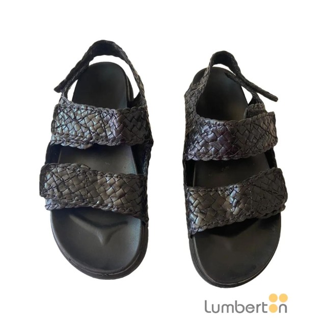 Sandalia negra trenzada tiras velcro...