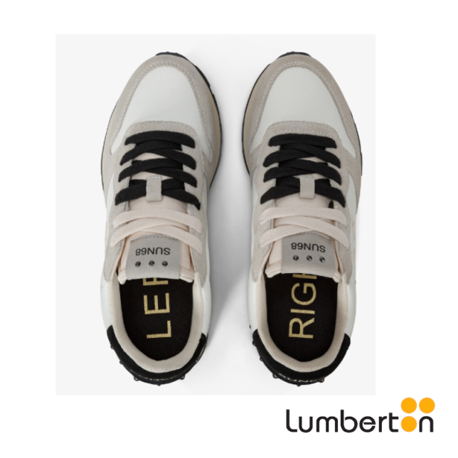 Deportiva blanca con cordones negros... Deportiva blanca con cordones negros...