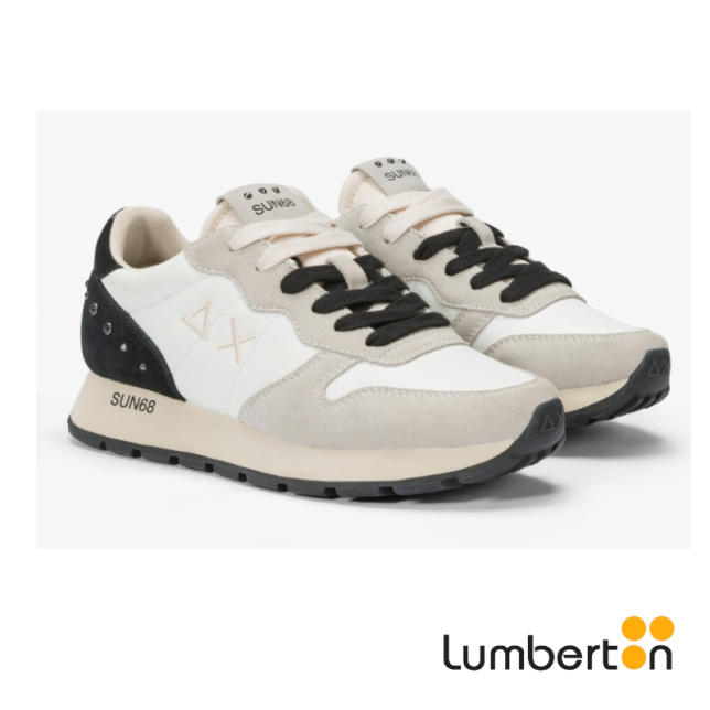 Deportiva blanca con cordones negros... Deportiva blanca con cordones negros...