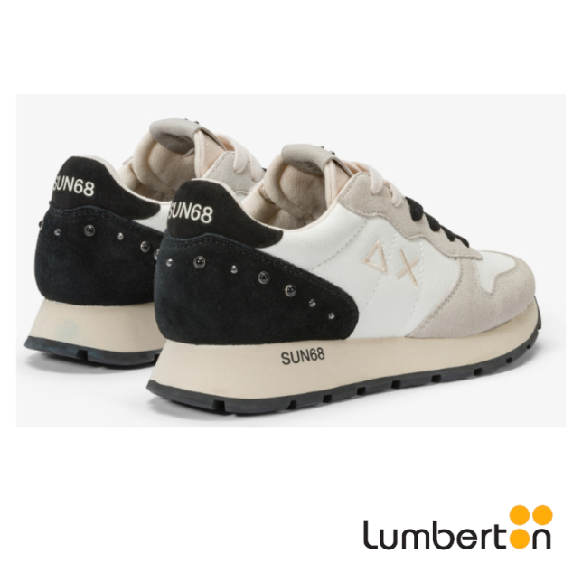 Deportiva blanca con cordones negros... Deportiva blanca con cordones negros...