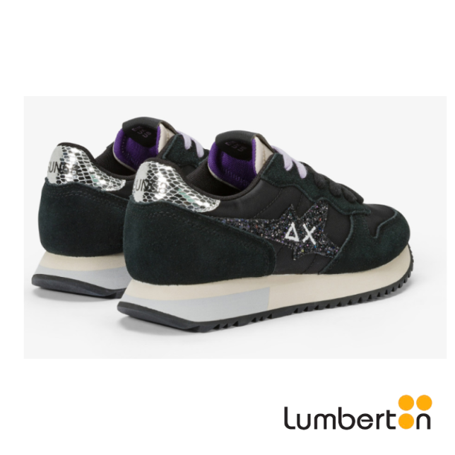 Deportivas negras con cordones... Deportivas negras con cordones...